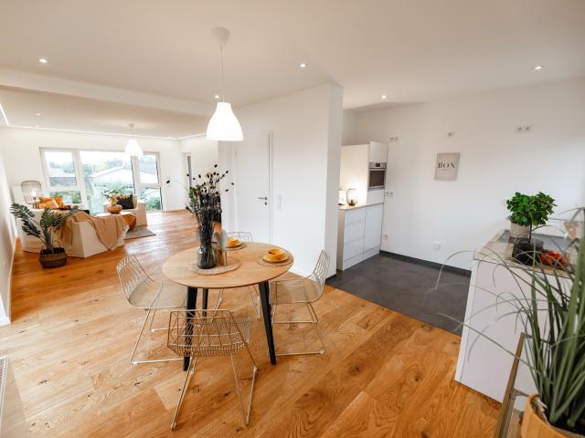 Traumwohnung im 2 MFH mit sonnigem Balkon im 1.OG saniert, Energie KL. A