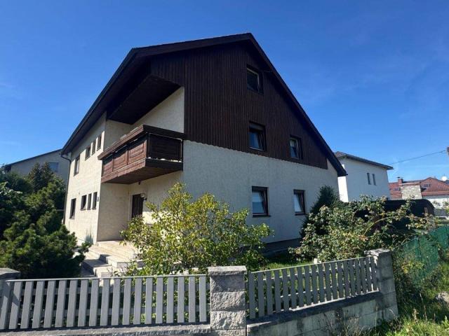 Traun: Zweifamilienhaus mit Garten, Pool und Sauna
