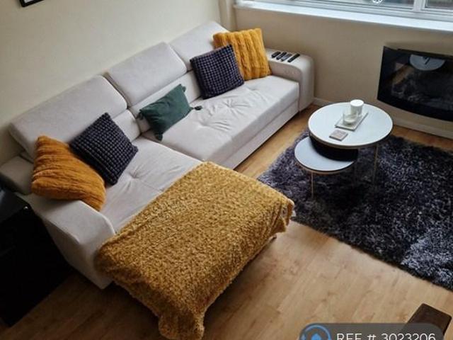 Travellers Way, Hounslow, TW4 2 bed flat to rent £2,000 pcm £462 pw