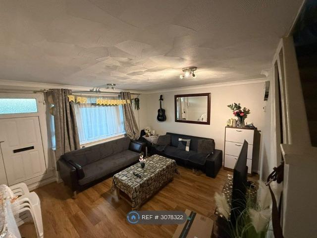 Travellers Way, Hounslow TW4, 2 bed maisonette to rent, £2,000 pcm | PrimeLocation