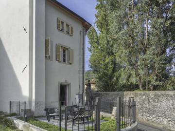 Traversa Via Per Vorno 28 10 vani 250mq