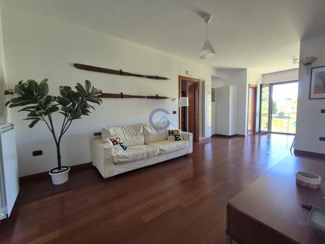Traversa III Viale Crotone 107y quadrilocale 95mq