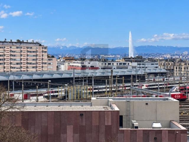 TRAVERSANT AUX NATIONS UNIES AVEC VUE JET DEAU