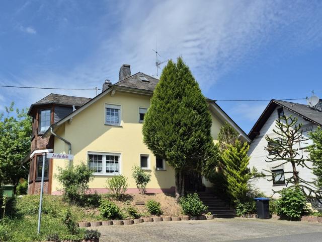 Traben Trarbach: Solides Zweifamilienhaus mit Garage in sonniger, hochwasserfreier Ortsrandlage!