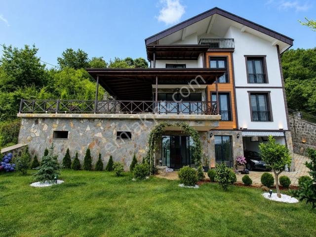 Trabzon Akçaabat Darıca Mahallesinda Satılık Tripleks Viila