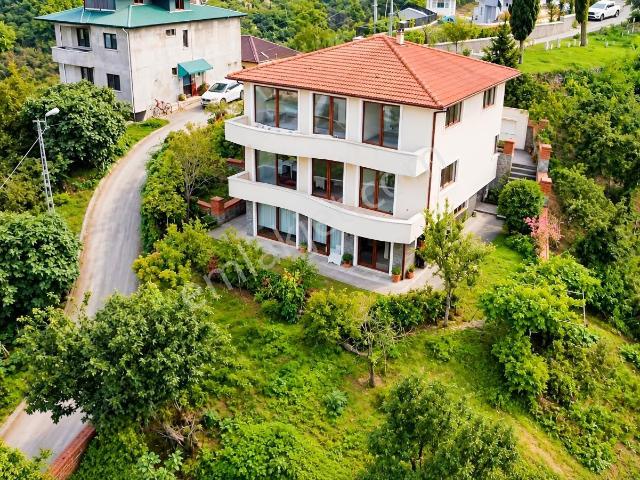 Trabzon Uğurlu'da 300 M² 3 Katlı Müstakil Villa Ve Bahçe