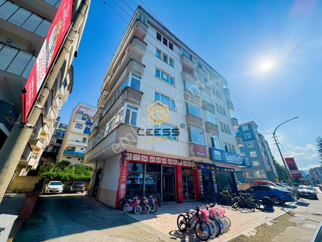 Trabzon Yeşiltepede Tanjant Yolu Üzerinde, Tadilatlı 3+1 Daire