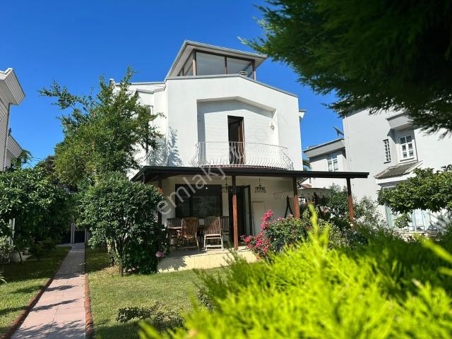 Trabzon Yomra Kaşüstü Kamelya Sitesi Lüks 4+1 Satılık Villa