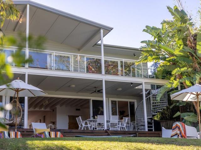 Trade the City for Calm Waters: Renovated Designer 6Bedroom Waterfront Retreat on Wallis Lake