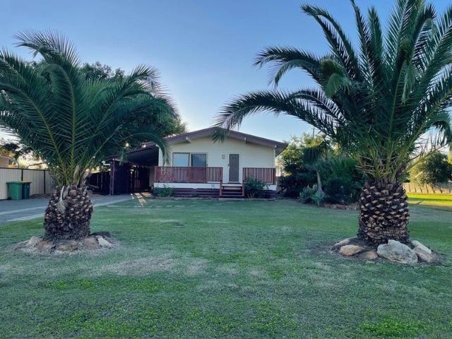 Tradies dream, 2 large sheds. Huge family home, inground pool