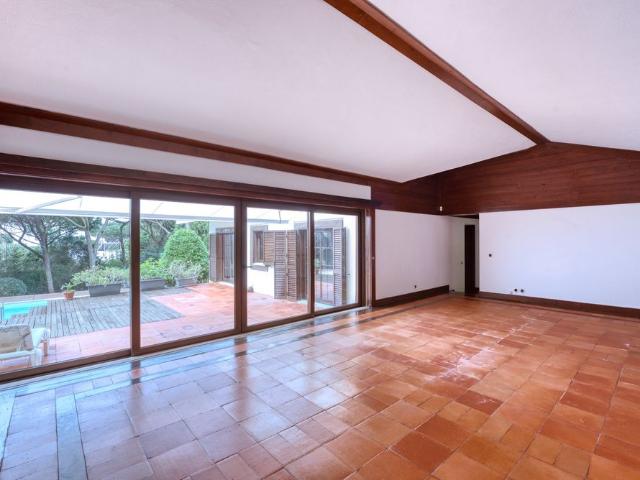 4 bed bungalow with garden & pool Q.Marinha