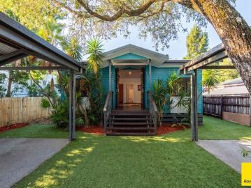 Traditional timber home with Pool, Privacy, & Beachside Lifestyle