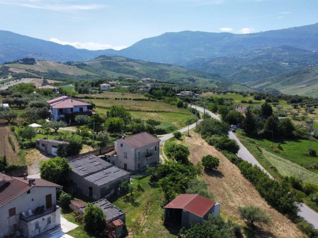 Traditional Abruzzo Country House with 3,500 m² of Land, Mou. 162m² Cugnoli