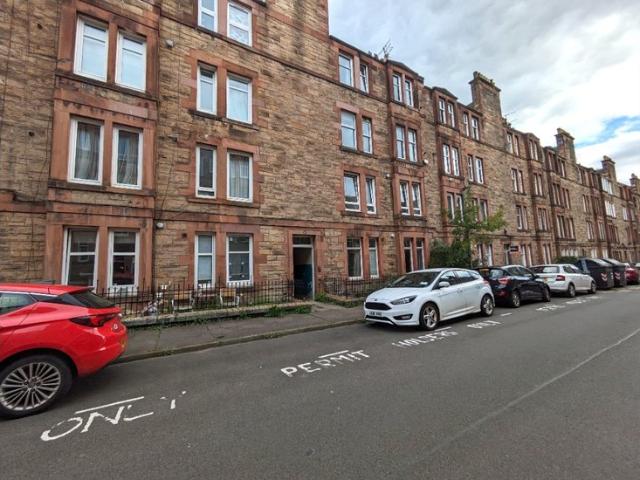 Traditional ground floor, one/two bedroom tenement flat situated in ever popular Morningside. Presented to the market unfurnished, this property is bright and in good condition throughout