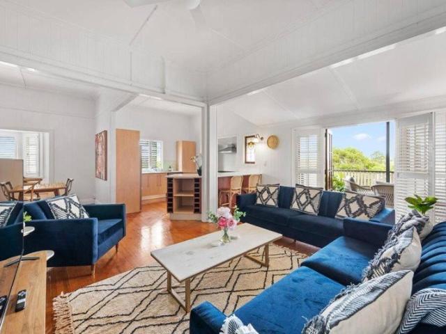 Traditional Queenslander with Pool 5BR, 225m², 10min from Airport 5 Bed | 2 Bath | Sleeps 10 | 225m²