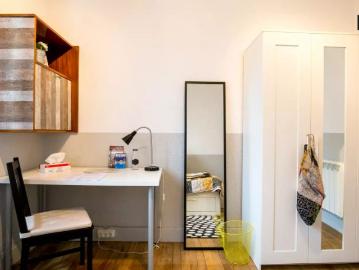 Traditional room with shelving in 3 bedroom apartment in Uribarri