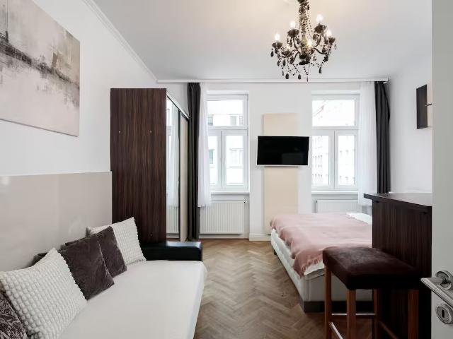 Traditional studio by Metro, quiet&center, 1month
