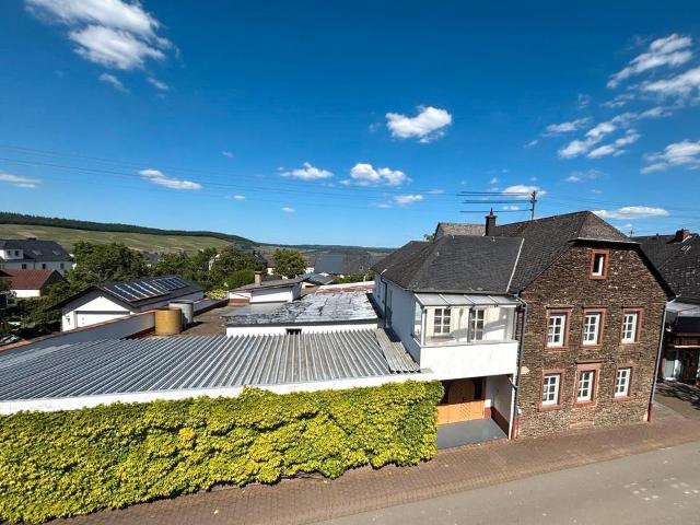 Traditionelles Winzer Haus in Monzel mit großzügigen Nebenflächen