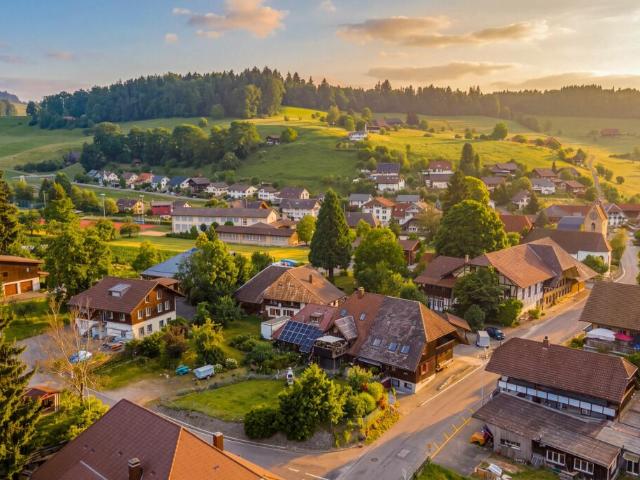 Traditionelles Bauernhaus mit hochwertigem Ausbau und 3 Garagenboxen