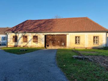 Traditioneller Vierkanthof im Dornröschenschlaf