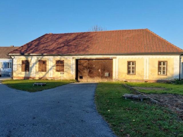Traditioneller Vierkanthof im Dornröschenschlaf