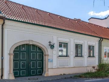 Traditioneller burgenländischer Streckhof mit Stadl in Weiden am See