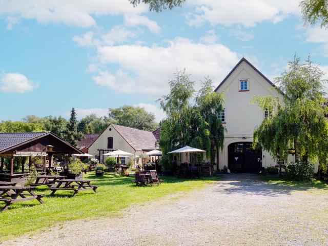 Traditionsreicher Hof Luckmann: Etablierter Park Biergarten mit gemütlichem Wohnhaus