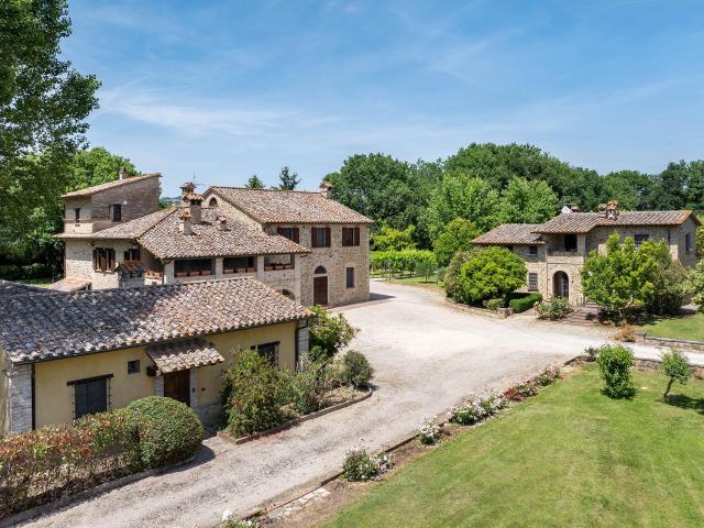 Tradizionale casale umbro con parco e piscina 1000m² Perugia