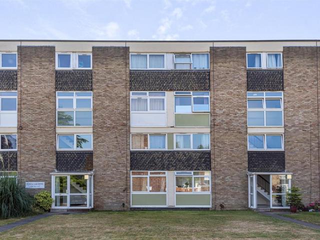 Trafalgar Drive, Walton On Thames 3 bed apartment to rent £1,695 pcm £391 pw