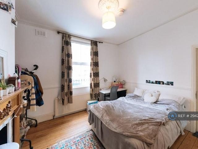 Trafalgar Street, London, SE17 4 bed semi detached house to rent £4,069 pcm £939 pw