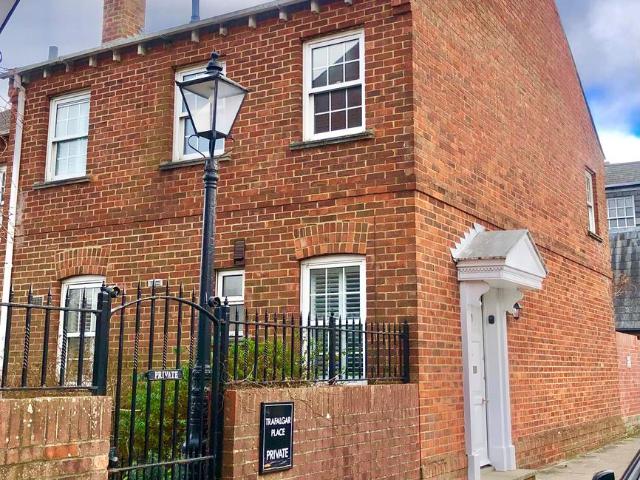 Trafalgar Place, Lymington, SO41 3 bed end of terrace house to rent £2,400 pcm £554 pw