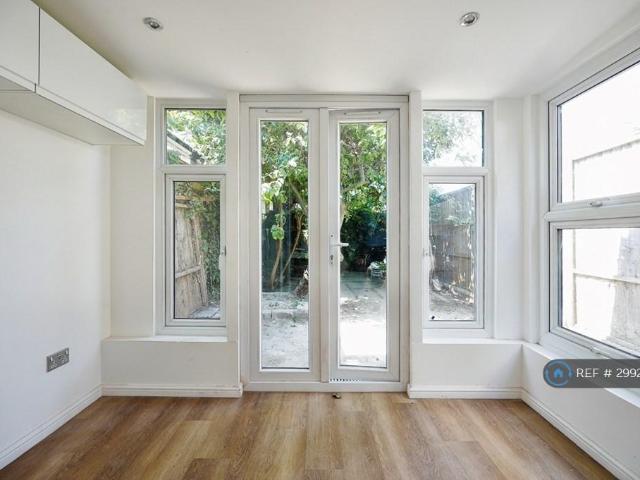 Trafalgar Road, London, SE10 3 bed terraced house to rent £2,700 pcm £623 pw