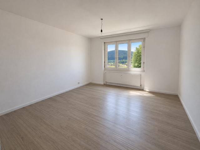 Tramelan, hübsche 3,5 Zimmer Wohnung im 2. Stock mit Balkon und ungehinderter Sicht