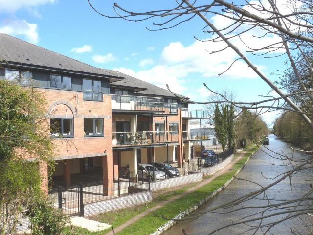 Tramway Road, Banbury, OX16 5BG 2 bed apartment to rent £1,200 pcm £277 pw