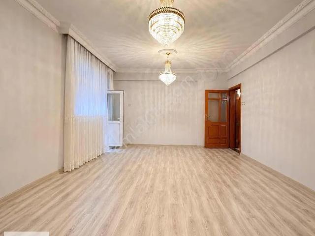 Tramvayın Altında Kandilli Caddesin'de Kiralık 3+1 Geniş Daire