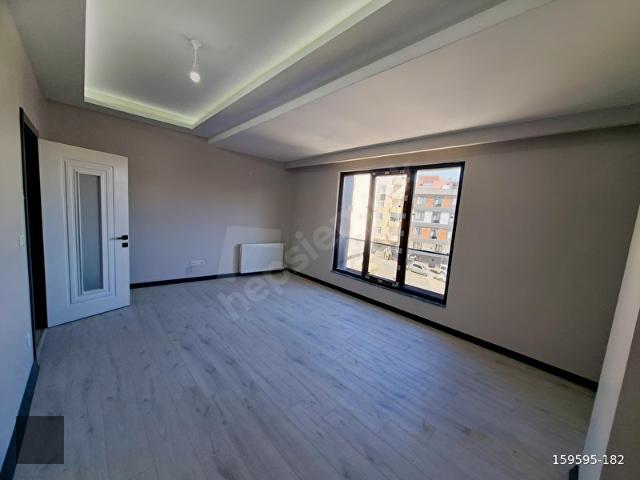 TRAMVAYA YAKIN SIFIR BİNADA 2. KAT 2+1 ODA SATILIK DAİRE