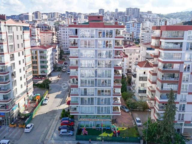 Tramvaya Cephe Çok Geniş Giyinme Odalı 3+1 Daire