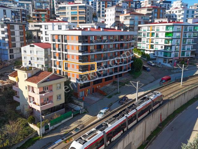 Tramvaya Cephe Sahile Yakın Eşyalı 2+0 Daire