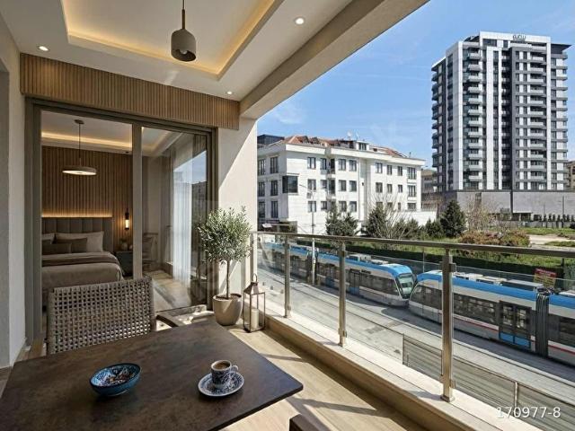 TRAMVAYIN TAM ÖNÜ KAPALI OTOPARKLI 3+1 BUTİK SİTEDE SATILIK