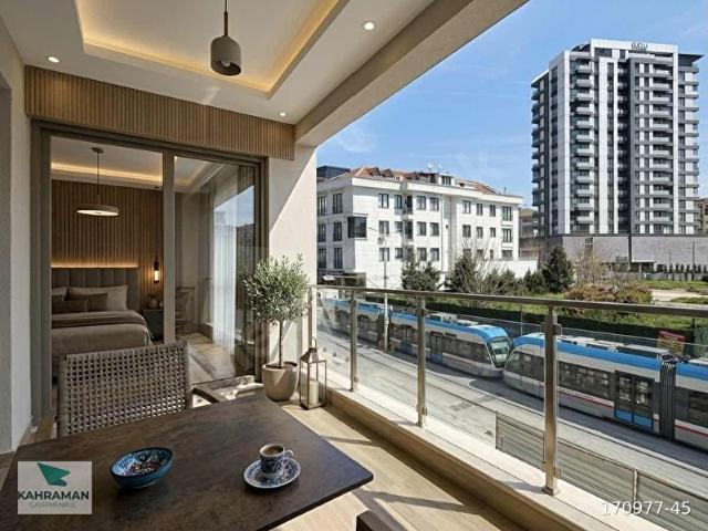 TRAMVAYIN TAM ÖNÜ KAPALI OTOPARKLI 3+1 BUTİK SİTEDE SATILIK