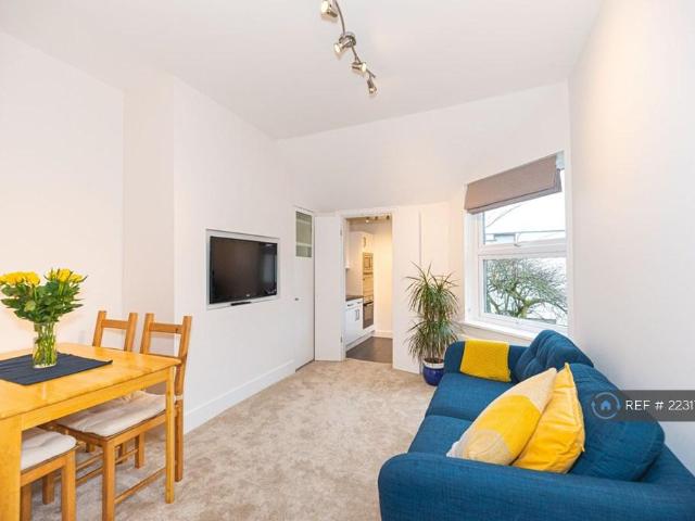 Tranmere Road, London, SW18 2 bed flat to rent £2,250 pcm £519 pw