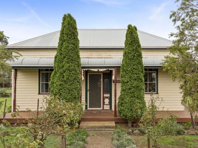 Tranquil 6 Acre Lifestyle Retreat with Self Sufficient Living Minutes to Local Amenities