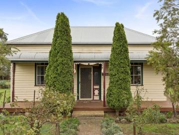 Tranquil 6 Acre Lifestyle Retreat with Self Sufficient Living Minutes to Local Amenities