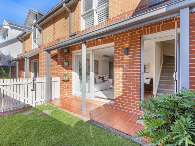 Tranquil Torrens title townhouse near Crows Nest's heart