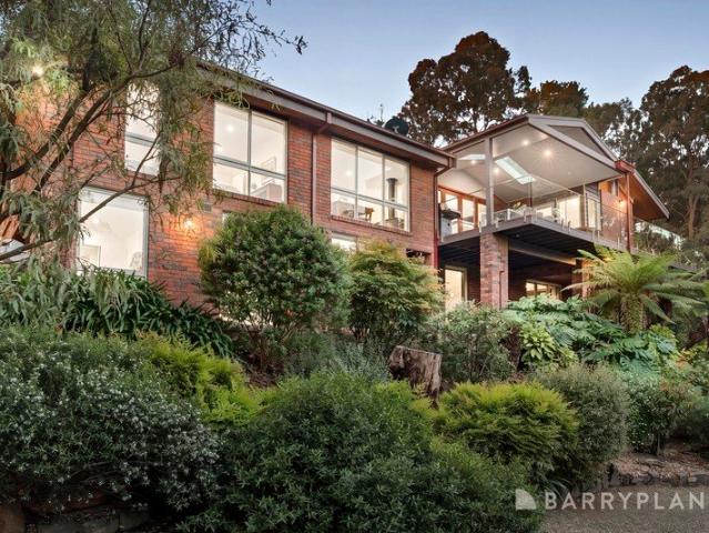 Tranquil Treetop Living with Grand Entertaining