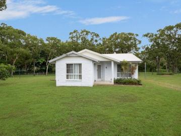 Tranquil Acreage Style Living with Modern Comforts in Mount Low