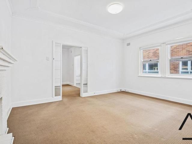 Tranquil Art Deco Apartment with Lock Up Garage