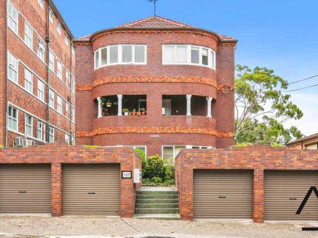 Tranquil Art Deco Apartment with Lock Up Garage