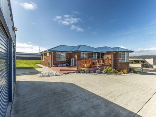 TRANQUIL COASTAL LIVING AT FOSSIL BLUFF!