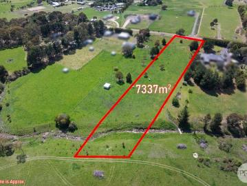 Tranquil Country Lifestyle on 7,337m² Close to Town